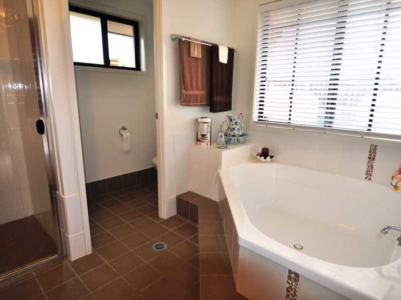 52 Creekside Esplanade, Cooloola Cove QLD 4580