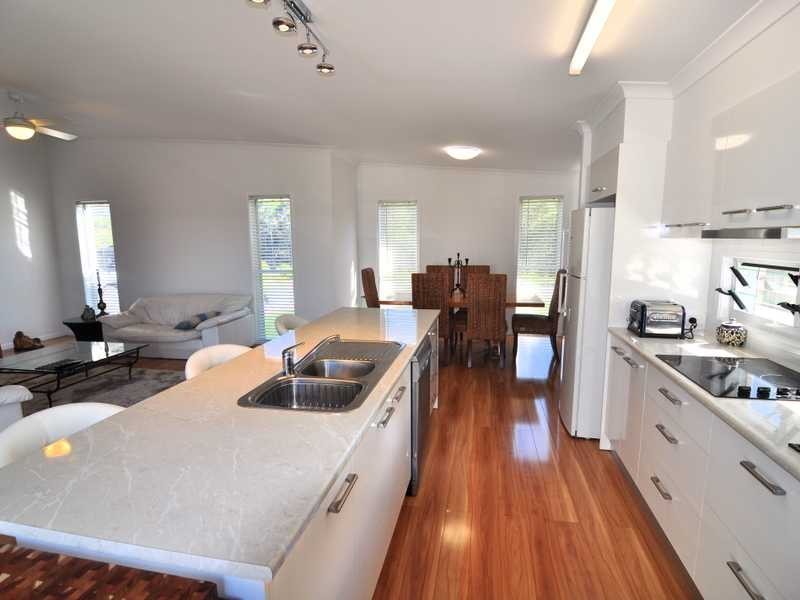 10 Creekside Esplanade, Cooloola Cove QLD 4580