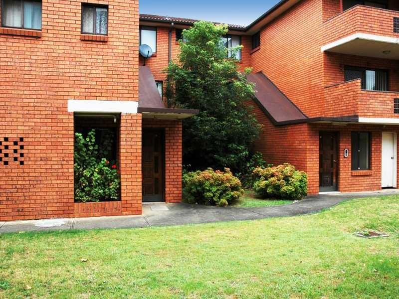 2/8 Treves St, Merrylands NSW 2160