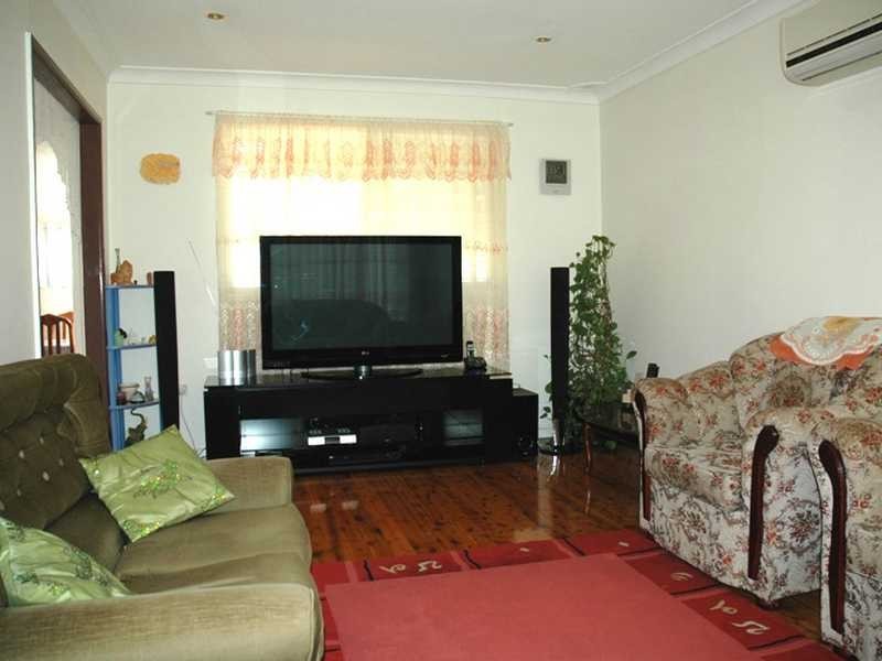 160 Binalong Road, Toongabbie NSW 2146