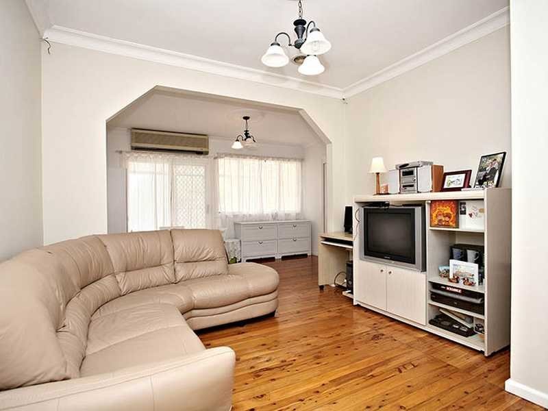 8 Brelogail Street, Northmead NSW 2152