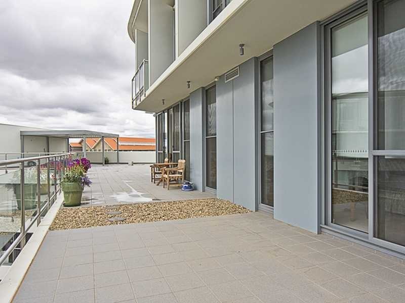 52/9 East Lake Parade, Kingston ACT 2604