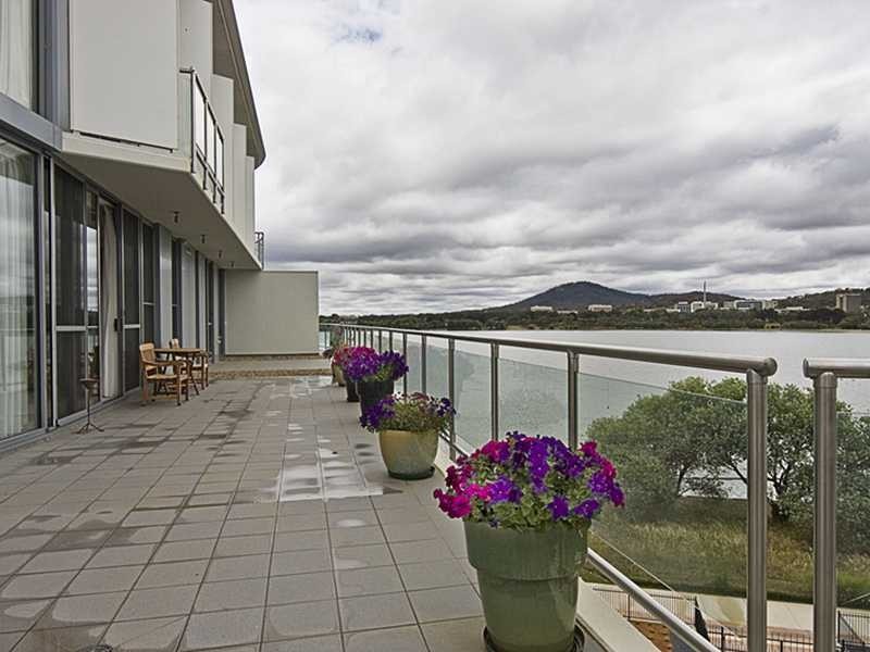 52/9 East Lake Parade, Kingston ACT 2604