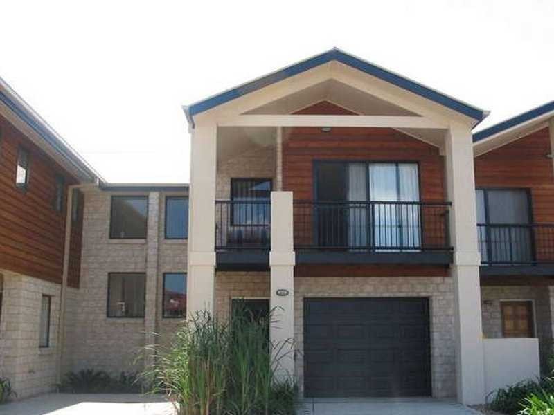 Unit 3/2 Marciana Crescent, Varsity Lakes QLD 4227