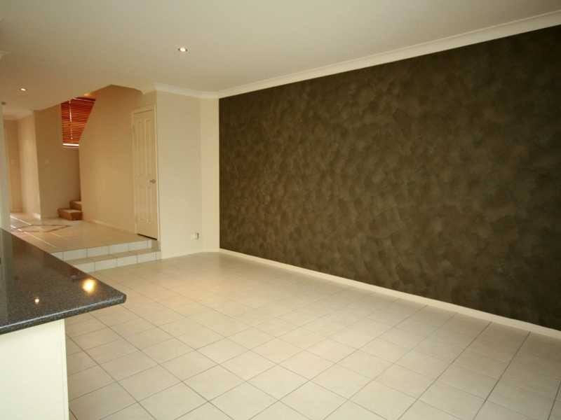 Unit 3/2 Marciana Crescent, Varsity Lakes QLD 4227