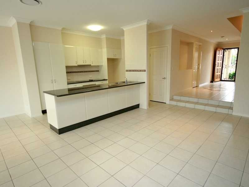 Unit 3/2 Marciana Crescent, Varsity Lakes QLD 4227