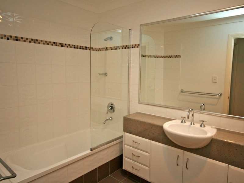 Unit 3/2 Marciana Crescent, Varsity Lakes QLD 4227