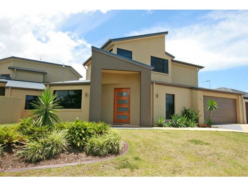 2/6 Silvermaple Street, Robina QLD 4226