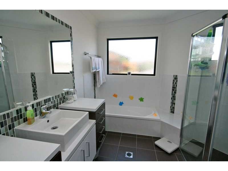 2/6 Silvermaple Street, Robina QLD 4226