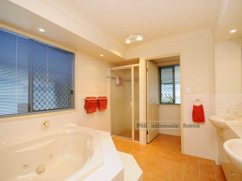 122 Swanton Drive, Mudgeeraba QLD 4213