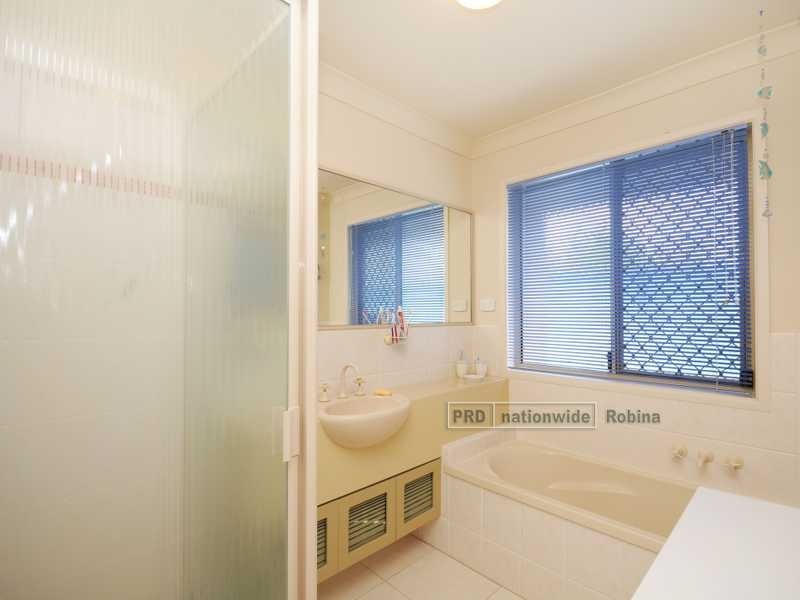 122 Swanton Drive, Mudgeeraba QLD 4213