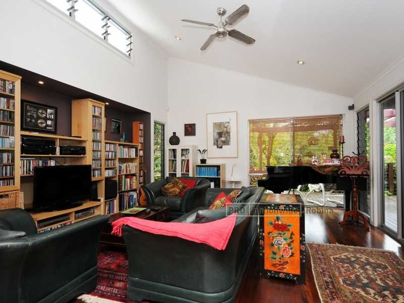 18 Observatory Drive, Reedy Creek QLD 4227