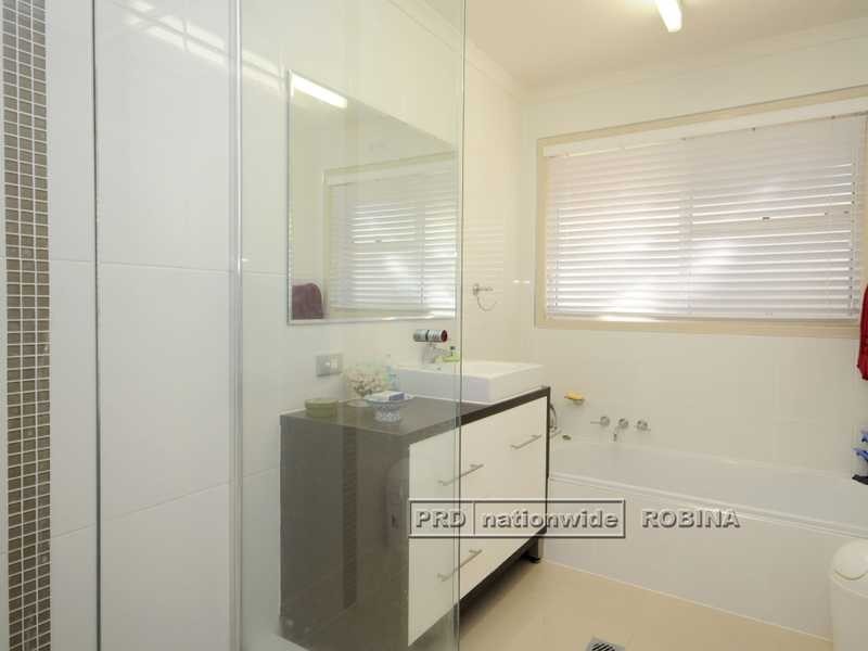 2 Salamander Court, Mermaid Waters QLD 4218