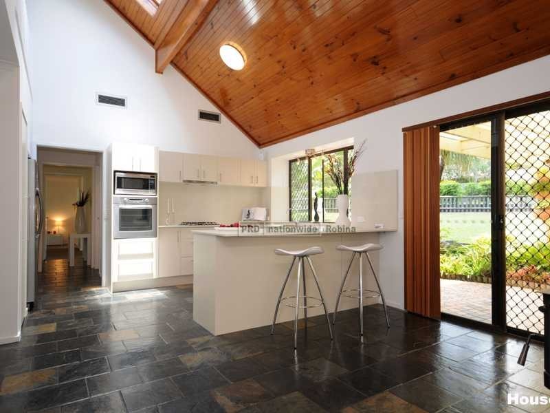 8 Gidya Rd, Mudgeeraba QLD 4213