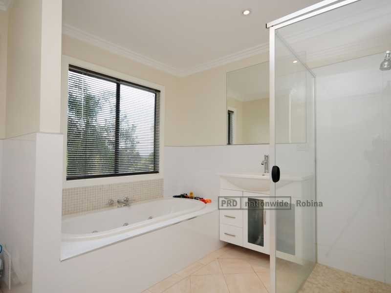 8 Baileys Rd, Tallai QLD 4213