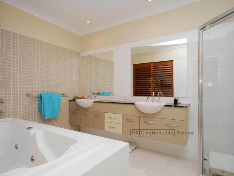 14 Northpoint Close, Robina QLD 4226