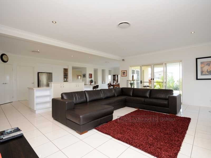 19 Heights Drive, Robina QLD 4226