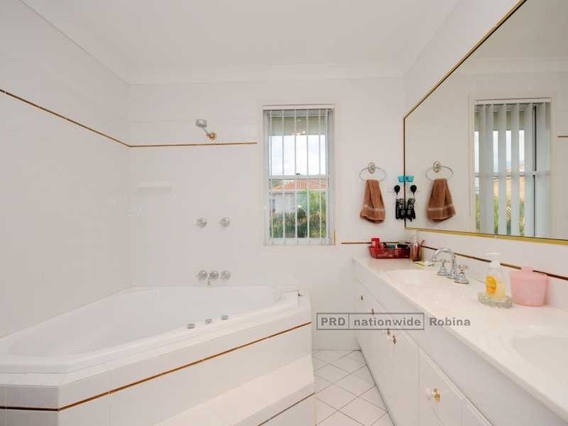2 Parklane Place, Highland Park QLD 4211