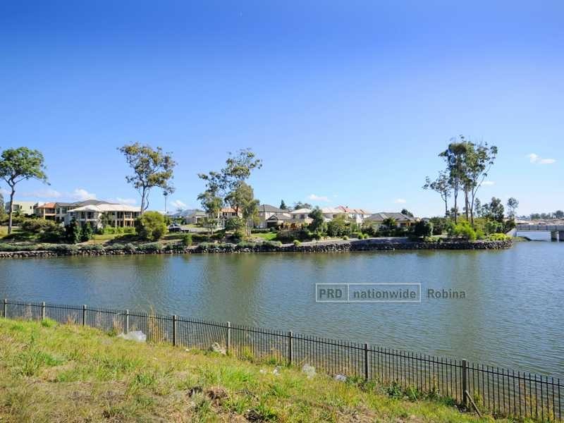 11 Valetta Crescent, Varsity Lakes QLD 4227