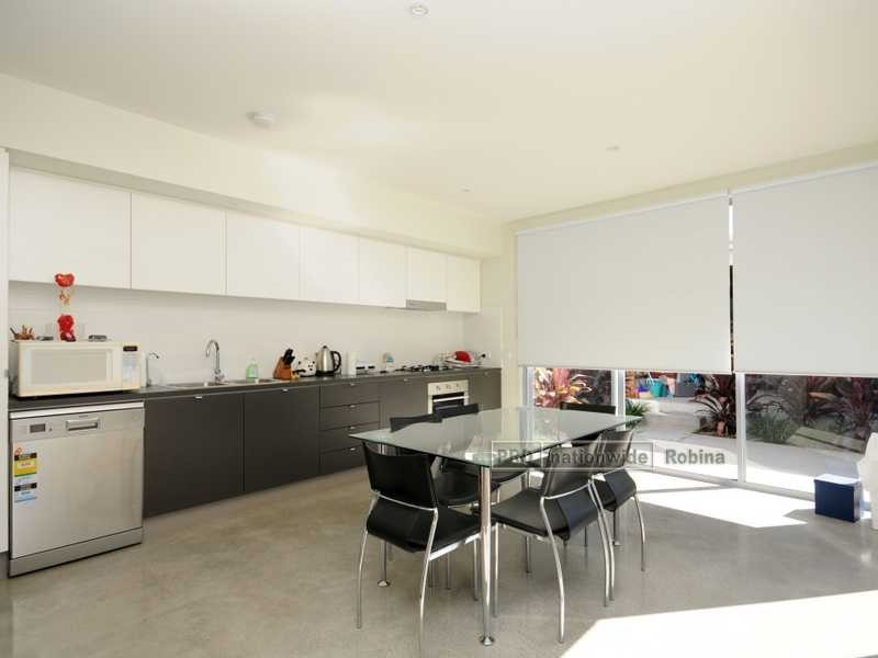 14 Lakefront Crescent, Varsity Lakes QLD 4227