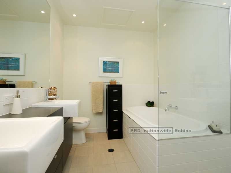 14 Lakefront Crescent, Varsity Lakes QLD 4227