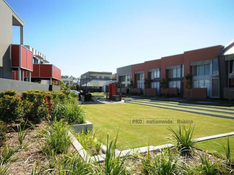 14 Lakefront Crescent, Varsity Lakes QLD 4227