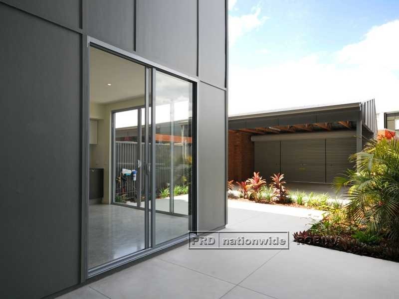 14 Lakefront Crescent, Varsity Lakes QLD 4227