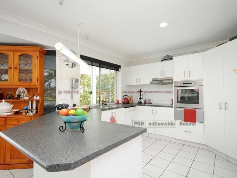 25 Tannah Court, Broadbeach Waters QLD 4218