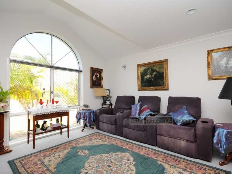 25 Tannah Court, Broadbeach Waters QLD 4218
