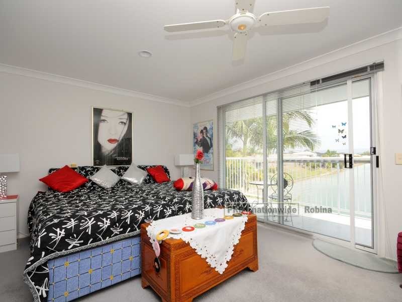 25 Tannah Court, Broadbeach Waters QLD 4218
