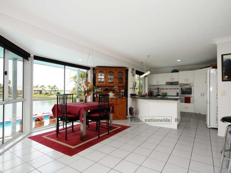 25 Tannah Court, Broadbeach Waters QLD 4218
