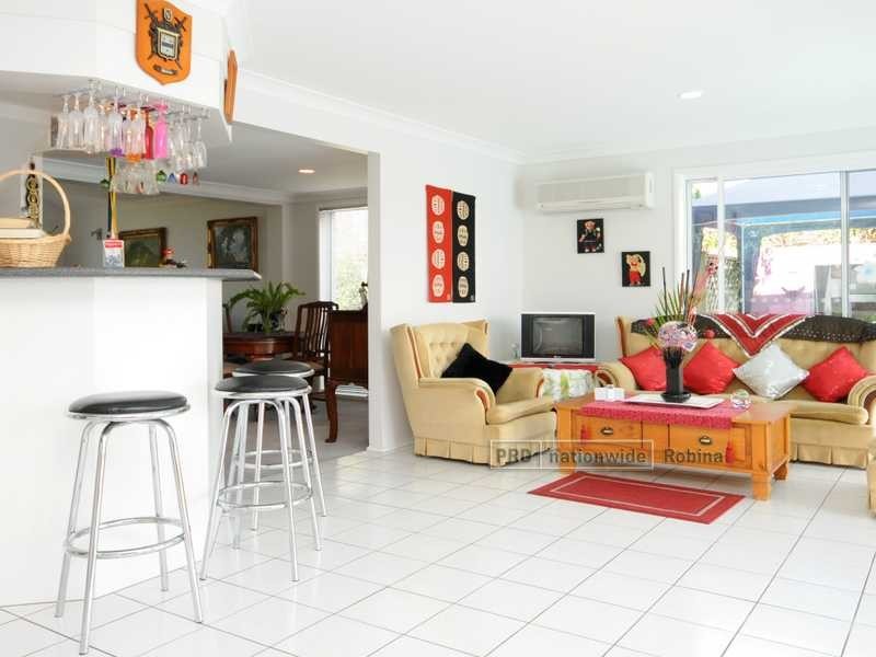 25 Tannah Court, Broadbeach Waters QLD 4218