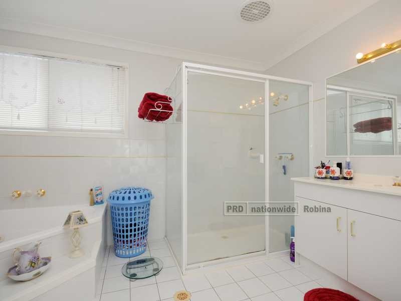 25 Tannah Court, Broadbeach Waters QLD 4218