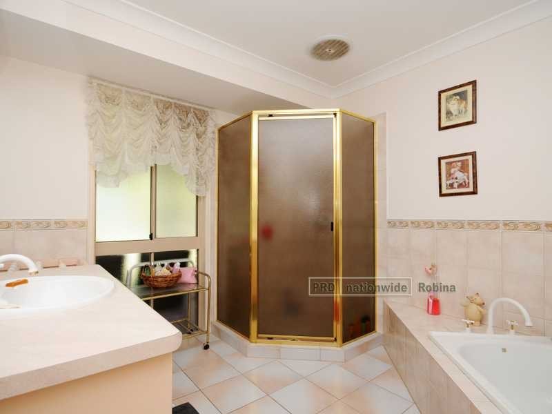 10 Columbine Way, Gaven QLD 4211