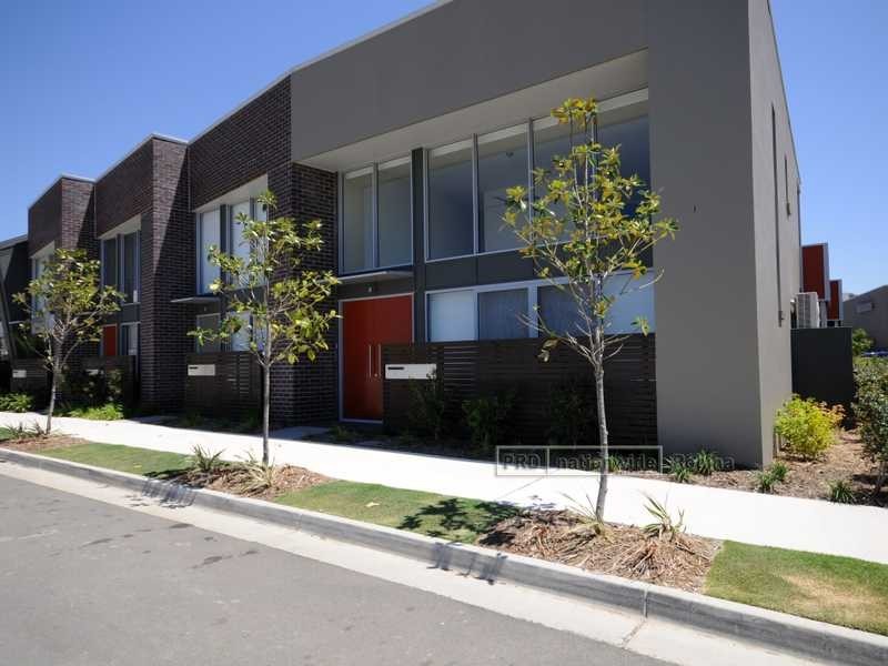 24 Lakefront Crescent, Varsity Lakes QLD 4227