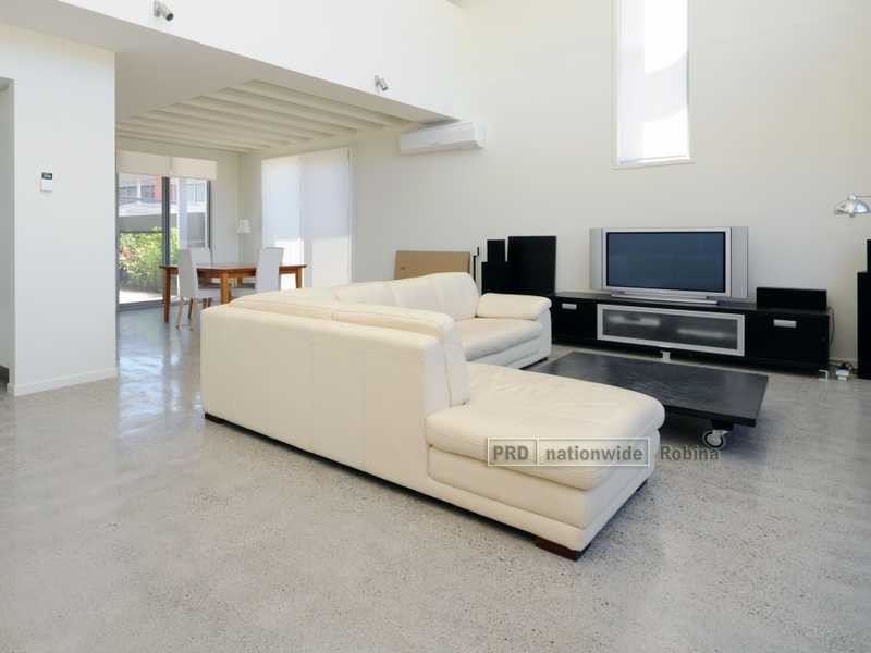 24 Lakefront Crescent, Varsity Lakes QLD 4227