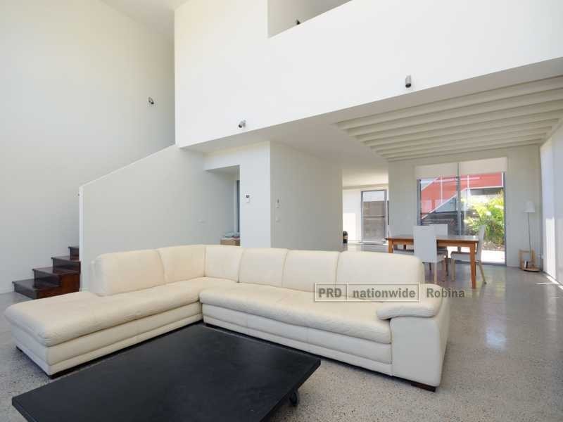 24 Lakefront Crescent, Varsity Lakes QLD 4227