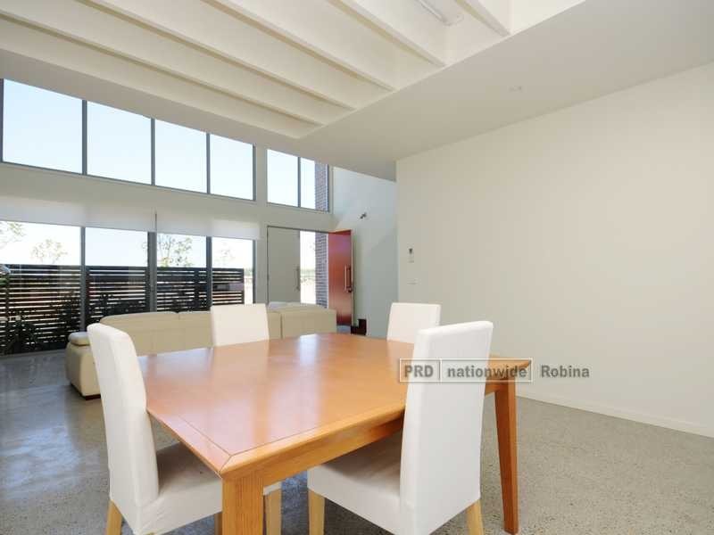 24 Lakefront Crescent, Varsity Lakes QLD 4227