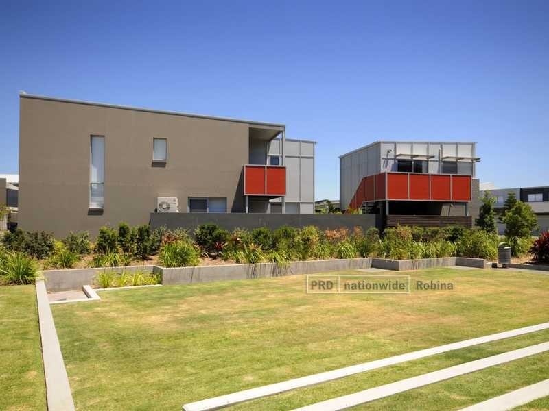 24 Lakefront Crescent, Varsity Lakes QLD 4227