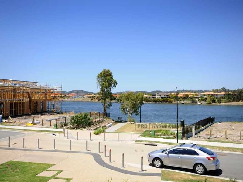 24 Lakefront Crescent, Varsity Lakes QLD 4227