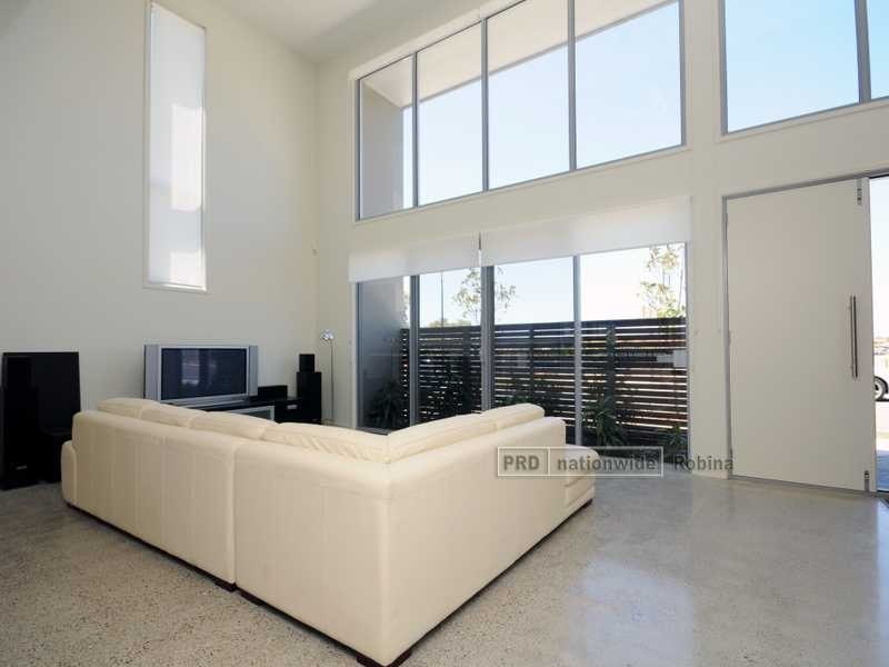 24 Lakefront Crescent, Varsity Lakes QLD 4227