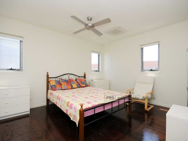 24 Lakefront Crescent, Varsity Lakes QLD 4227