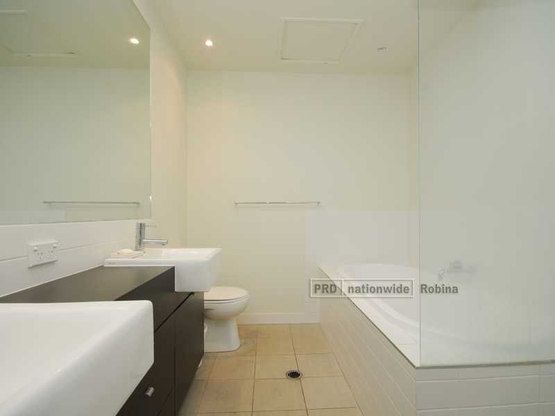 24 Lakefront Crescent, Varsity Lakes QLD 4227