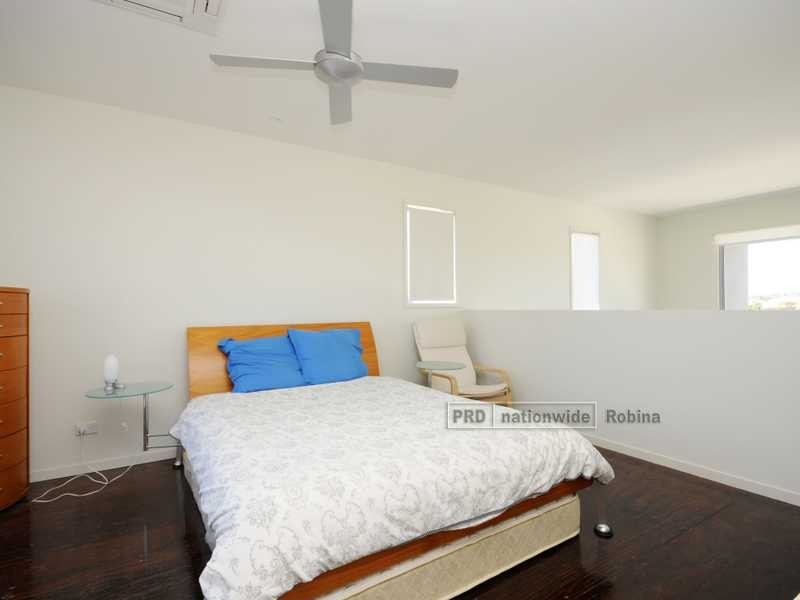 24 Lakefront Crescent, Varsity Lakes QLD 4227