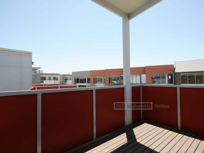 24 Lakefront Crescent, Varsity Lakes QLD 4227