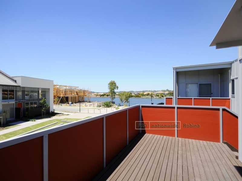 24 Lakefront Crescent, Varsity Lakes QLD 4227