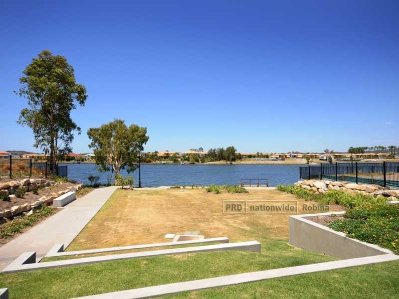 24 Lakefront Crescent, Varsity Lakes QLD 4227