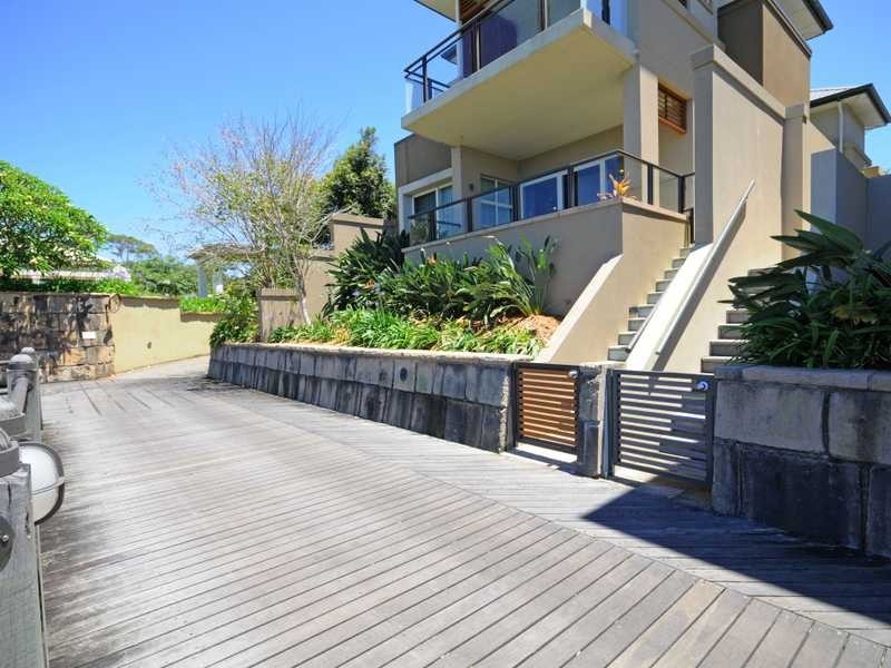 801 Glades Drive, Robina QLD 4226