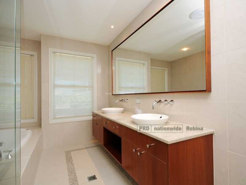 801 Glades Drive, Robina QLD 4226