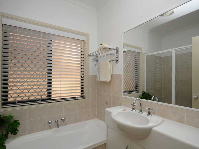 22 Ranier Crescent, Varsity Lakes QLD 4227